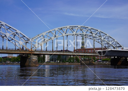 ダウガヴァ川にかかる鉄道橋 128473870