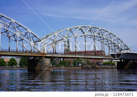 ダウガヴァ川にかかる鉄道橋 128473871
