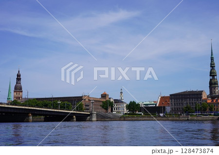 ダウガヴァ川から旧市街の眺め ダウガヴァ川から旧市街の眺め 128473874
