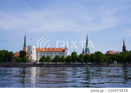 ダウガヴァ川から旧市街の眺め 128473878
