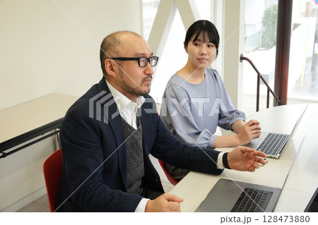オフィスで働く会社員 オフィスで働く会社員 128473880