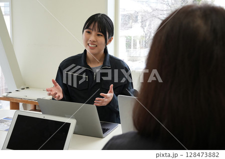 会社で働く会社員 会社で働く会社員 128473882