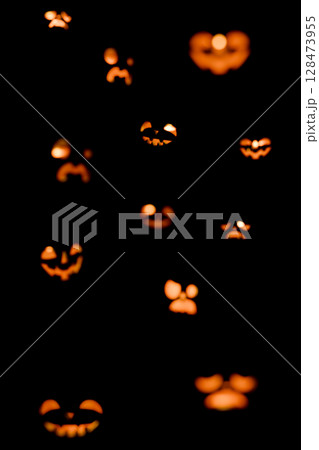 暗闇でぼんやりと光るハロウィンのカボチャの3DCG縦長風景 暗闇でぼんやりと光るハロウィンのカボチャの3DCG縦長風景 128473955