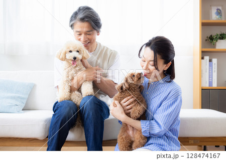 リビングで愛犬と過ごすミドル夫婦 128474167