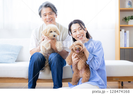 リビングで愛犬と過ごすミドル夫婦 128474168