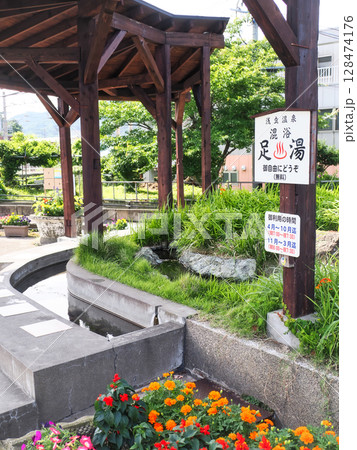 浅虫温泉駅 駅前の無料足湯(夏)・青森県青森市浅虫 浅虫温泉駅 駅前の無料足湯(夏)・青森県青森市浅虫 128474176