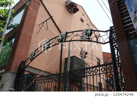 静安別墅の住宅街、上海 128474246