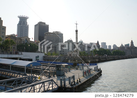 ボートから見る上海の都市風景 ボートから見る上海の都市風景 128474279