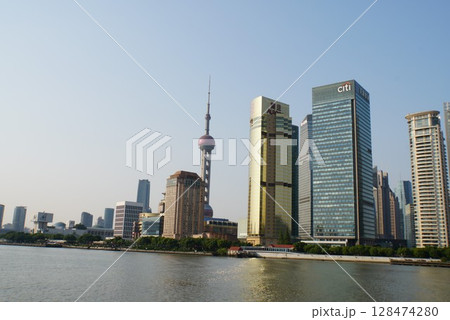 ボートから見る上海の都市風景 ボートから見る上海の都市風景 128474280