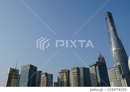 ボートから見る上海の都市風景 128474283