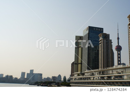 ボートから見る上海の都市風景 128474284
