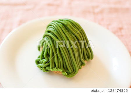 白いお皿にのった抹茶モンブラン 128474396