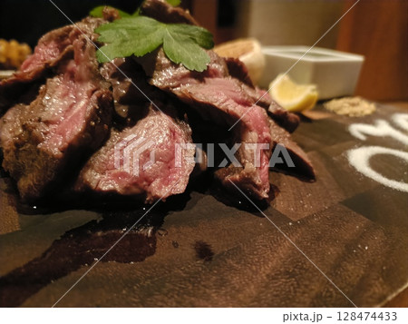 美味しそうなステーキ 128474433