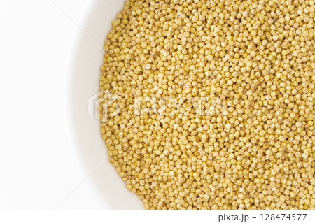 お皿に入った黄もちあわ（粟）のクローズアップ 128474577