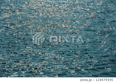 キラキラ輝く水面 128474595