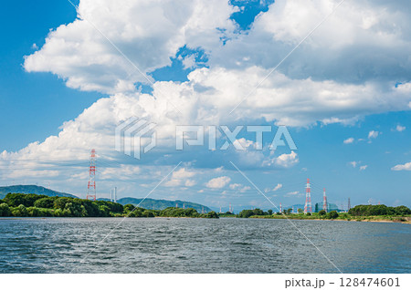 夏の淀川風景　淀川河川公園枚方地区からの眺め　枚方市 128474601