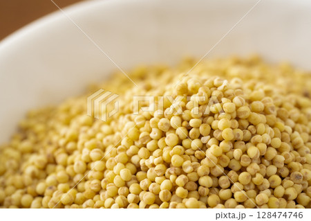 お皿に入った黄もちあわ(粟)のクローズアップ お皿に入った黄もちあわ(粟)のクローズアップ 128474746