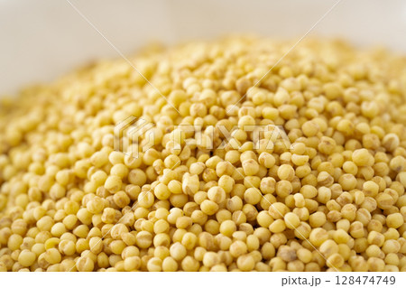 お皿に入った黄もちあわ(粟)のクローズアップ お皿に入った黄もちあわ(粟)のクローズアップ 128474749