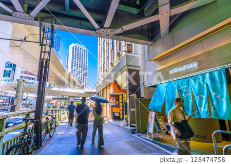 日本の東京都市景観 渋谷ストリーム横の高架下に誕生したストリーム高架下 スシブヤなどを望む 128474758