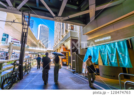 日本の東京都市景観 渋谷ストリーム横の高架下に誕生したストリーム高架下 スシブヤなどを望む 128474763