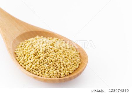 スプーンに載せた黄もちあわ(粟)のクローズアップ スプーンに載せた黄もちあわ(粟)のクローズアップ 128474850