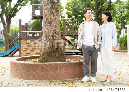 散歩をする熟年夫婦　ライフスタイルイメージ 128474881