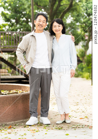 散歩をする熟年夫婦　ライフスタイルイメージ 128474882