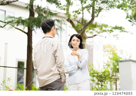 喧嘩をする熟年夫婦　ライフスタイルイメージ 128474893