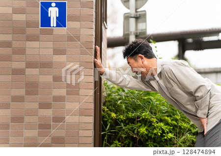 公衆トイレに入るミドル男性　ライフスタイルイメージ 128474894
