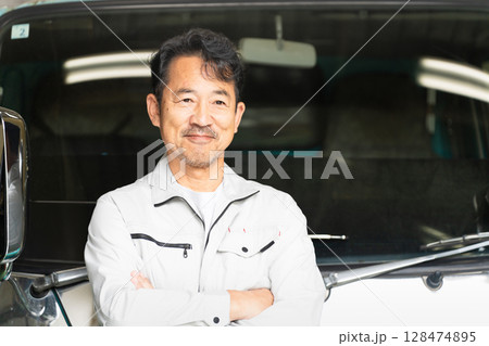 トラックの前でポーズをとるミドル男性 建設イメージ トラックの前でポーズをとるミドル男性 建設イメージ 128474895