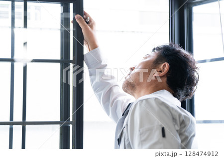 窓の点検をする業者　ライフスタイルイメージ 128474912