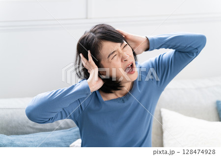 ソファーに座っているミドル女性　ライフスタイルイメージ 128474928