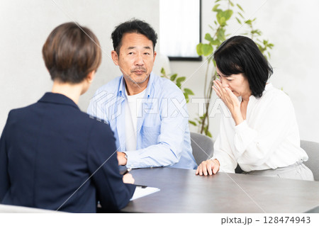 熟年夫婦と保険外交員 ビジネスイメージ 熟年夫婦と保険外交員 ビジネスイメージ 128474943