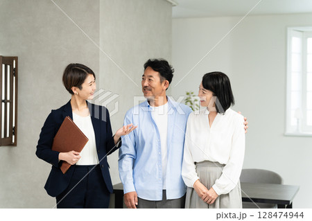 熟年夫婦と保険外交員 ビジネスイメージ 熟年夫婦と保険外交員 ビジネスイメージ 128474944