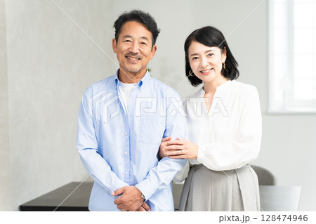 ミドル男性と女性の仲良し熟年夫婦 ライフスタイルイメージ ミドル男性と女性の仲良し熟年夫婦 ライフスタイルイメージ 128474946