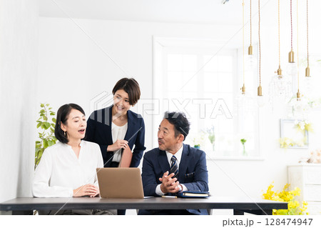打ち合わせをするビジネスパーソン 打ち合わせをするビジネスパーソン 128474947