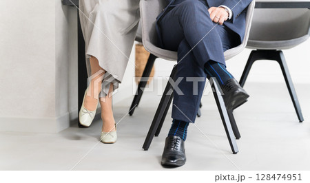 ミドル男性と女性のポートレート ビジネスイメージ ミドル男性と女性のポートレート ビジネスイメージ 128474951
