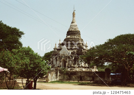 ダビィニュ寺院 脇のパゴダ（バガン／ミャンマー） 128475463