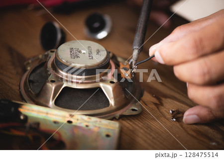 Repairing the electronic device Repairing the electronic device 128475514