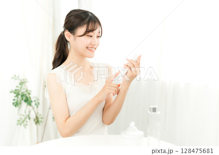 美容液,スキンケア商品の成分をチェックする若いアジア人女性 美容液,スキンケア商品の成分をチェックする若いアジア人女性 128475681