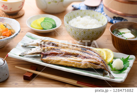 湯気立つ和朝食　焼き魚（さんま開き）ご飯と味噌汁の食卓イメージ 128475882