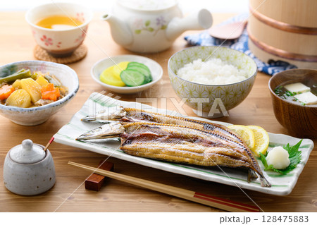 湯気立つ和朝食　焼き魚（さんま開き）ご飯と味噌汁の食卓イメージ 128475883