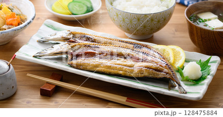 湯気立つ和朝食　焼き魚（さんま開き）ご飯と味噌汁の食卓イメージ 128475884