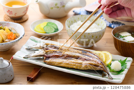 湯気立つ和朝食　焼き魚（さんま開き）ご飯と味噌汁の食卓イメージ 128475886