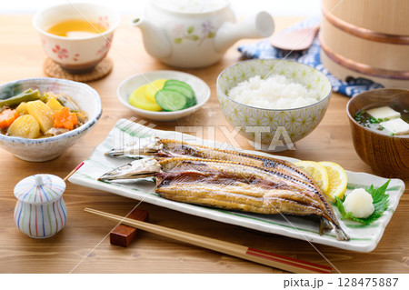 湯気立つ和朝食 焼き魚(さんま開き)ご飯と味噌汁の食卓イメージ 湯気立つ和朝食 焼き魚(さんま開き)ご飯と味噌汁の食卓イメージ 128475887