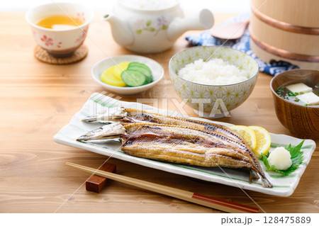 湯気立つ和朝食 焼き魚(さんま開き)ご飯と味噌汁の食卓イメージ 湯気立つ和朝食 焼き魚(さんま開き)ご飯と味噌汁の食卓イメージ 128475889