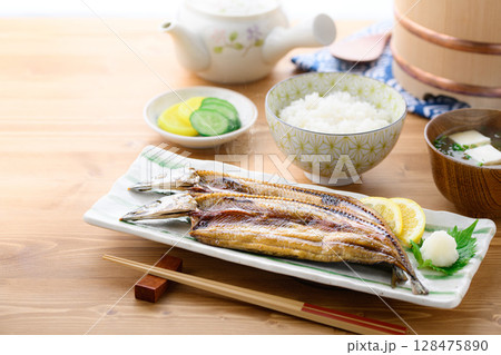 湯気立つ和朝食　焼き魚（さんま開き）ご飯と味噌汁の食卓イメージ 128475890