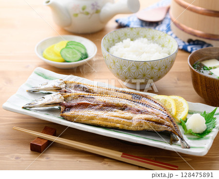 湯気立つ和朝食　焼き魚（さんま開き）ご飯と味噌汁の食卓イメージ 128475891