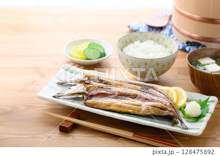 湯気立つ和朝食　焼き魚（さんま開き）ご飯と味噌汁の食卓イメージ 128475892