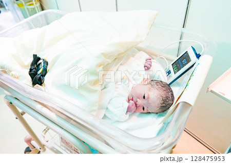 産まれたての日本人の男の子の赤ちゃん 128475953
